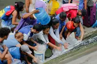 Venezuelans gather water