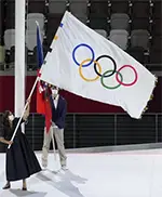 Anne Hidalgo and Olympic flag
